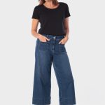 Değerli taşlarla süslü sade tişört